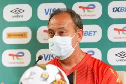 مدرب زيمبابوي: لسنا قلقين من محمد صلاح ومرموش.. وهدفنا التأهل إلى الدور المقبل